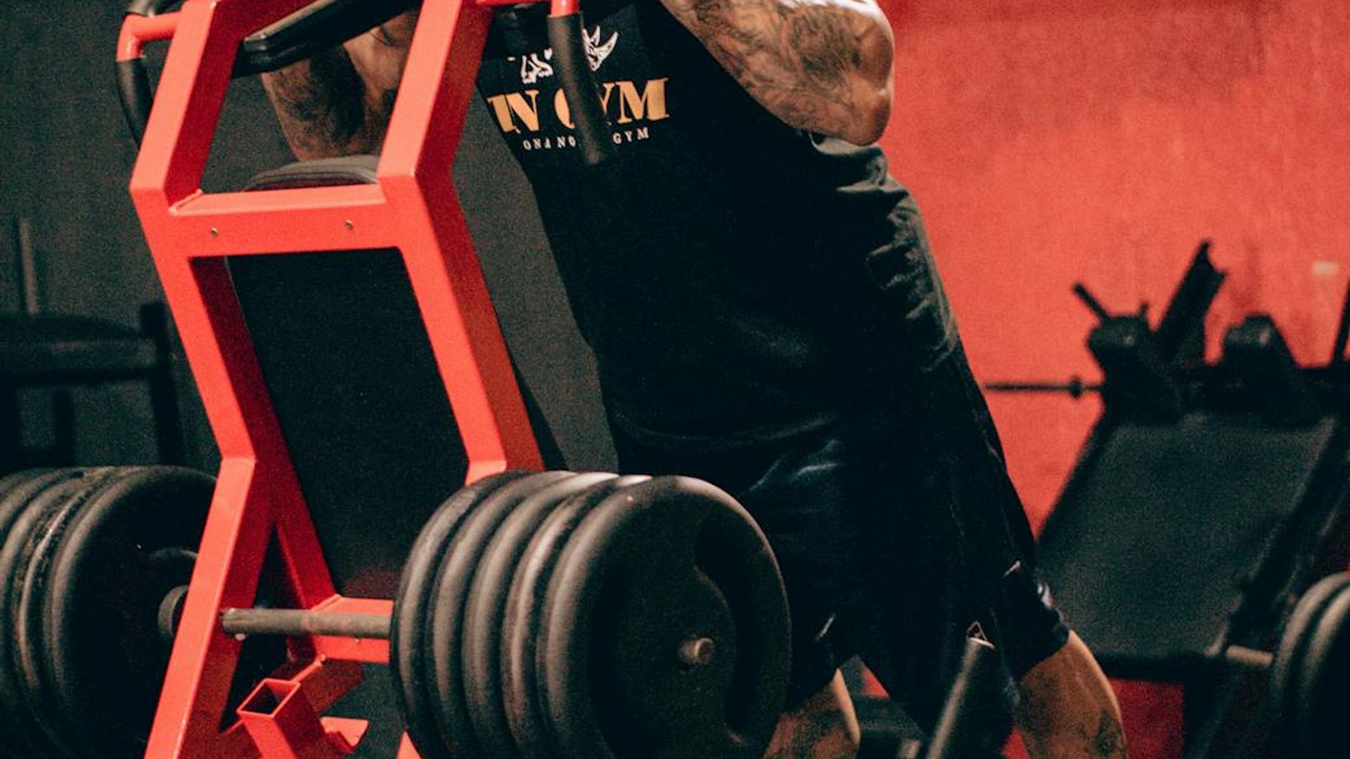 Strong man focusing on his training session in modern gym